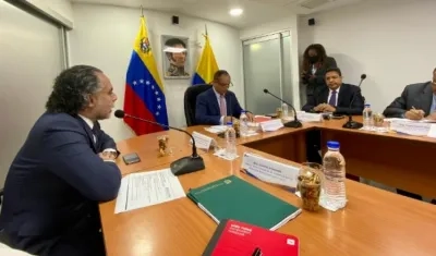 El embajador en Venezuela, Armando Benedetti, en la reunión con Ministros de Transporte de los dos países.