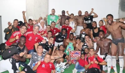 Julio Comesaña celebra con sus jugadores. 