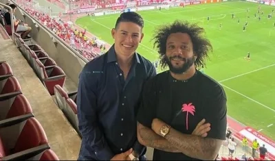 Marcelo compartió esta foto junto a James Rodríguez en el estadio Georgios Karaiskakis.