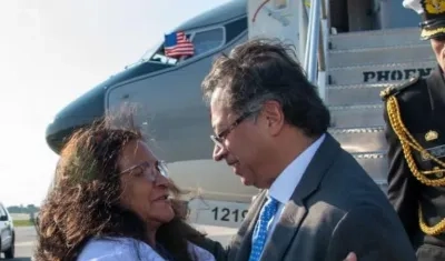 Petro con la embajadora de Colombia ante la ONU, Leonor Zalabata, al llegar a Nueva York.