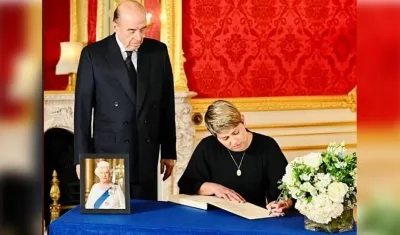 LaPrimera Dama Vérónica Alcocer firma el libro de condolencias. A su lado el Canciller Leyva.
