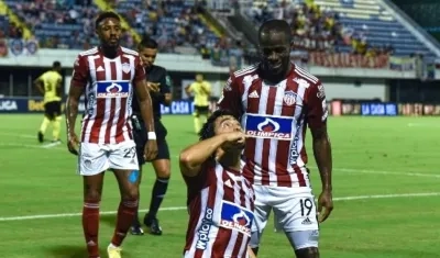 Fabián Sambueza celebrando el gol del triunfo con Carmelo Valencia y Omar Albornoz.