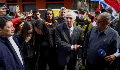 Claudia Pecci, Mónica y Francisco Pecci, esposa, hermana y padre del asesinado fiscal Marcelo Pecci, en una foto de archivo.