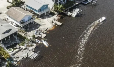 Una foto aérea muestra los daños causados ​​a las propiedades tras el paso del huracán Ian en Bonita Shores, Florida