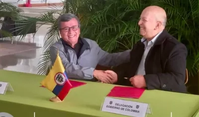 Jefe del ELN, Pablo Beltrán y Otty Patiño, negociador del Gobierno.