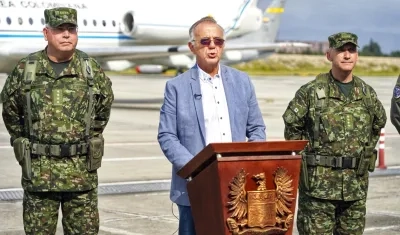 El Ministro de Defensa, Iván Velásquez, explicando las decisiones.