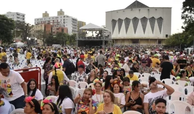 Carnavaleros en la Plaza de la Paz para apreciar la Lectura del Bando