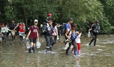 Grupo de migrantes cruzando la selva del Darién.