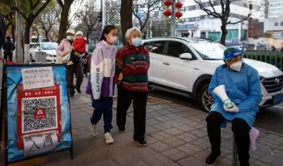 Ciudadanos hacen fila para un test de Covid en Pekín.