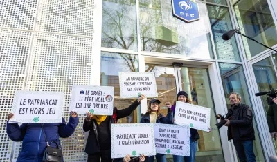 Protestas en la sede de la FFF contra su presidente Noël Le Graët.