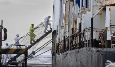 Personal policial ingresa al barco en el que hallaron la cocaína.