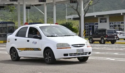 Servicio de taxi venezolano en frontera con Colombia.