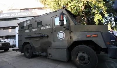 Un camión blindado que hace parte de un convoy de seguridad en el que las autoridades movilizaron a Ovidio Guzmán, hijo del 'Chapo'.
