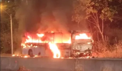 El bus consumido por las llamas.