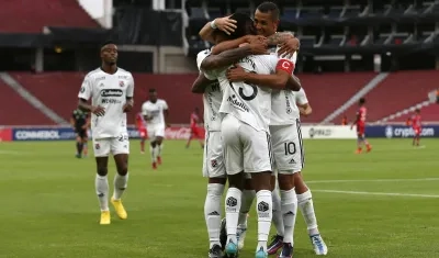 Jugadores de Independiente Medellín celebra un gol de Ever Valencia 