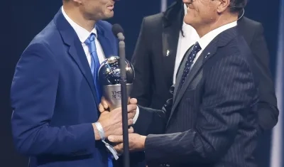Lionel Scaloni recibió el trofeo de manos de Fabio Capello. 
