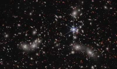 Los astrónomos estiman que 50.000 fuentes de luz en el infrarrojo cercano están representadas en esta imagen del telescopio espacial James Webb 