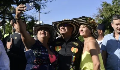 Una espectadora se toma una selfi con el presidente Petro y la primera dama Verónica Alcocer en el Carnaval del Suroccidente
