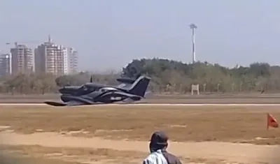 La avioneta que cayó sobre una de las pistas del aeropuerto de Cartagena.