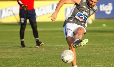 El uruguayo Federico Andueza repetirá en la zaga central de Junior contra América.
