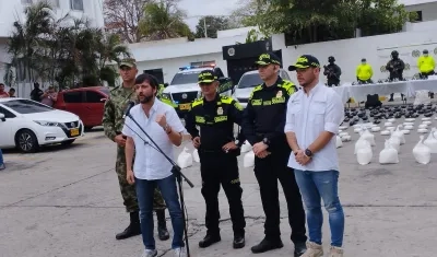 Alcalde Jaime Pumarejo con las autoridades de Policía y Militar. 