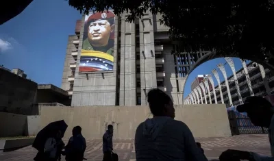 El Palacio de Justicia decorado con una imagen de Hugo Chávez.