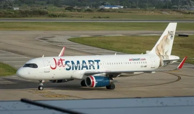Imagen de archivo de un avión de la aerolínea de bajo costo JetSMART.