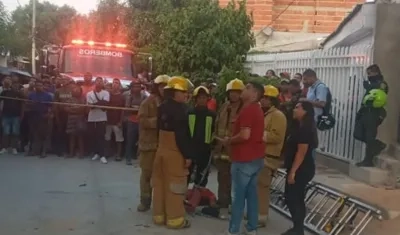Los bomberos en el lugar donde el hombre murió electrocutado. 