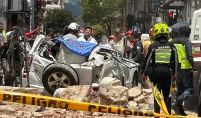 Personas observan los daños ocasionados por el temblor en la ciudad de Cuenca, Ecuador.
