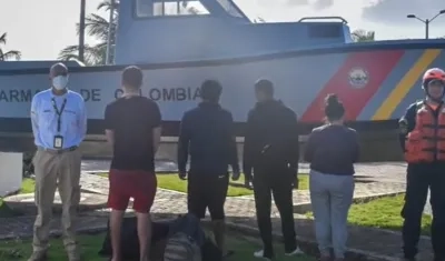 Cuatro de los cinco migrantes rescatados cerca de San Andrés.
