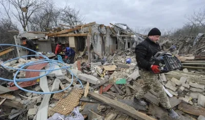 Vecinos del Distrito de Zolochiv, cerca de la ciudad de Leópolis, rescatan sus pertenencias tras el masivo ataque de Rusia.