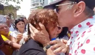 El alcalde de Cartagena, William Dau, besa en la frente a la exmandataria Judith Pinedo, tras recobrar su libertad.