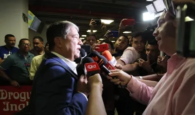 Hernán Darío Gómez atendió a los medios en el aeropuerto Ernesto Cortissoz.