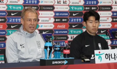 Jurgen Klinsmann en rueda de prensa con el capitán surcoreano Son Heung-min.
