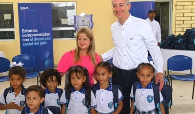 El presidente del BBVA, Mario Pardo, y la gobernadora Elsa Noguera, en la entrega de 1.000 kits escolares en el Colegio Gabriel Segura del Municipio de Soledad por parte de esta entidad bancaria.