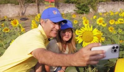 La gobernadora Elsa Noguera se tomó una selfi junto al secretario de Desarrollo Económico, Luis Humberto Martínez.
