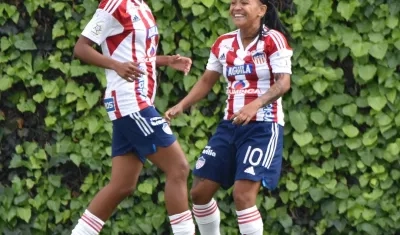 Sindy Constante (derecha) festeja uno de sus goles con Karina Valencia. 