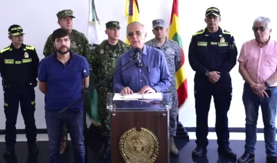 El Ministro Iván Velásquez y el Alcalde Jaime Pumarejo, explicando las acciones.