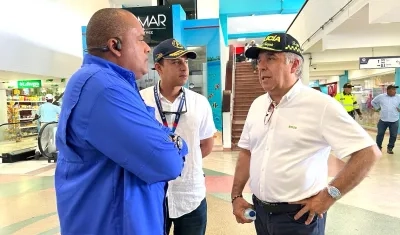 El Ministro de Transporte en el aeropuerto de San Andrés.