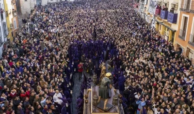 Procesión con miles de feligreses en Cuenca, España.