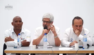 Los Ministros Germán Umaña y Guillermo Reyes explicando los alcances de las medidas.