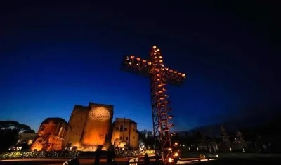 Imagen nocturna de la celebración del Vía Crucis.