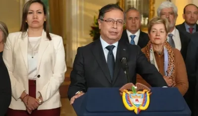 Presidente Petro y a su derecha, la ministra de Salud Carolina Corcho Mejía.