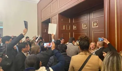 Protesta a las puertas de donde se desarrollaba el debate de moción de censura contra el Canciller Álvaro Leyva.