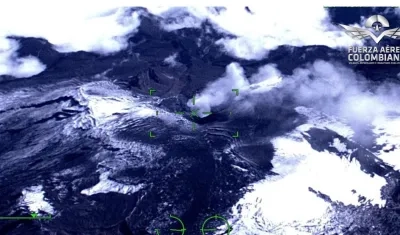 Una de las imágenes del volcán Nevado del Ruiz captadas por la Fuerza Aerea Colombiana