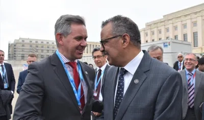 El ministro de Sanidad de España, José Miñones, junto al director general de la OMS, Tedros Adhanom Ghebreyesu.