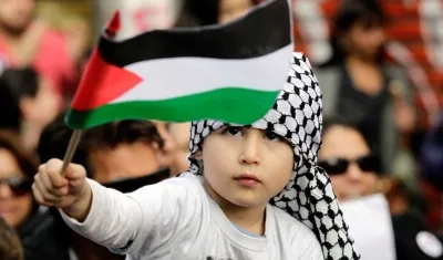 Un niño sostiene la bandera de Palestina