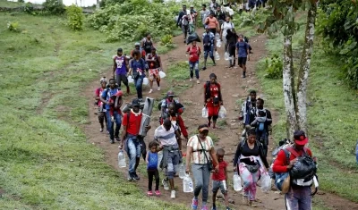 Migrantes en su camino hacia Panamá por la selva del Darién.