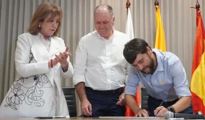 El alcalde Jaime Pumarejo estampa la firma en el convenio con la Rama Judicial. 