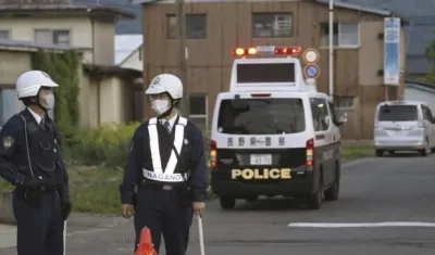 La Policía de la ciudad japonesa de Nakano vigila la zona en donde se atrincheró un hombre armado.